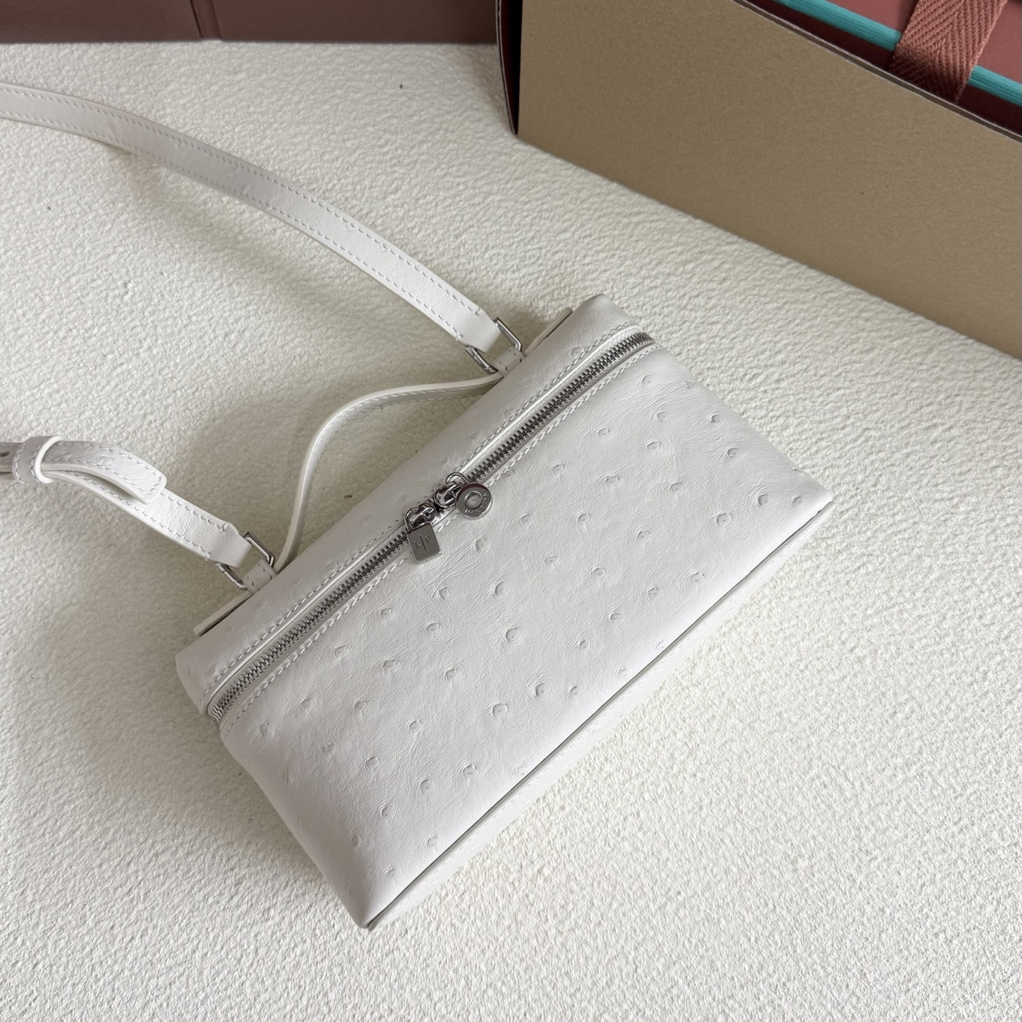 L0r0 P1ana Extra Pocket L19 Ostrich-grained Leather 11 x 19 x 6.5 cm