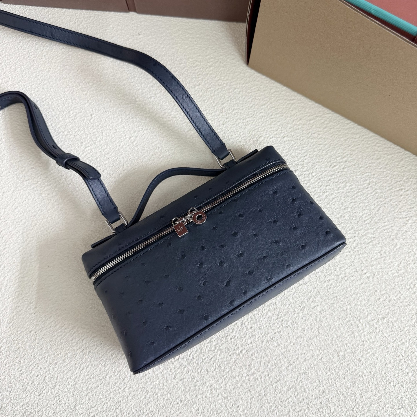 L0r0 P1ana Extra Pocket L19 Ostrich-grained Leather 11 x 19 x 6.5 cm