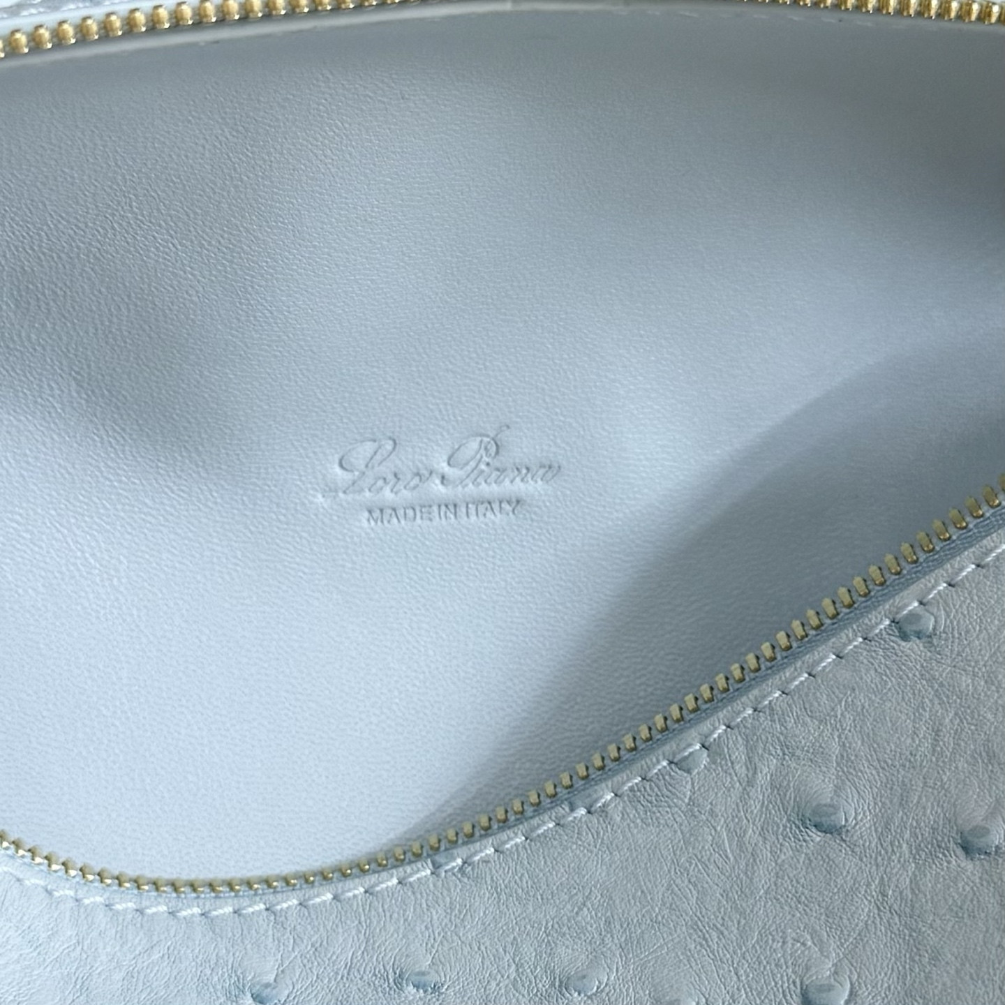 L0r0 P1ana Extra Pocket L19 Ostrich-grained Leather 11 x 19 x 6.5 cm