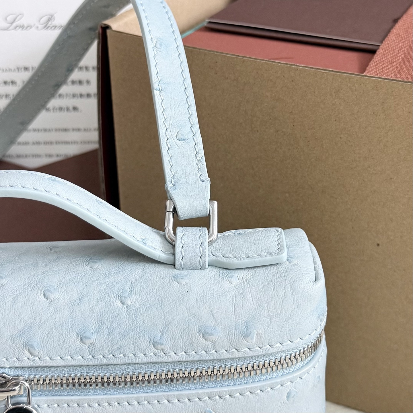 L0r0 P1ana Extra Pocket L19 Ostrich-grained Leather 11 x 19 x 6.5 cm