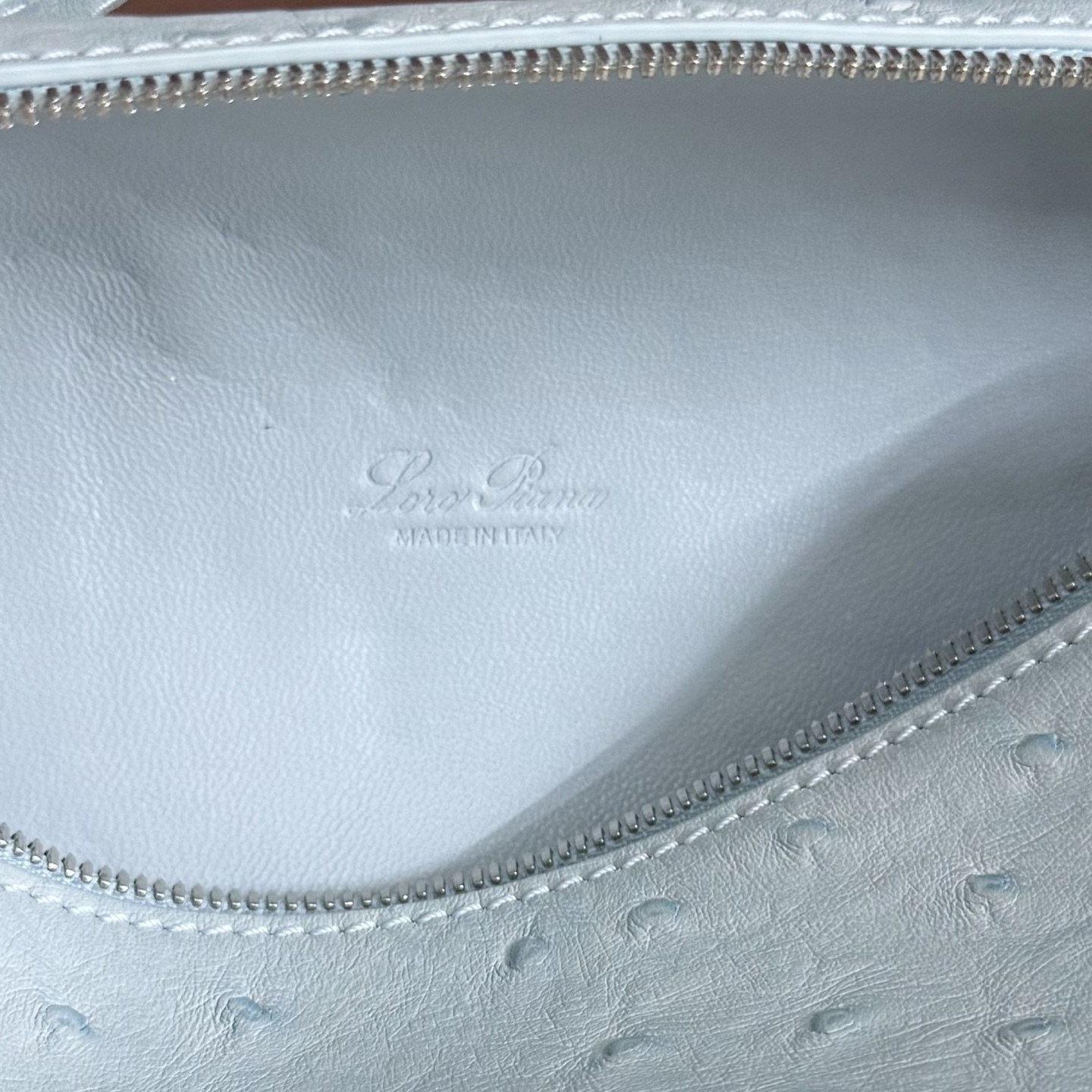L0r0 P1ana Extra Pocket L19 Ostrich-grained Leather 11 x 19 x 6.5 cm