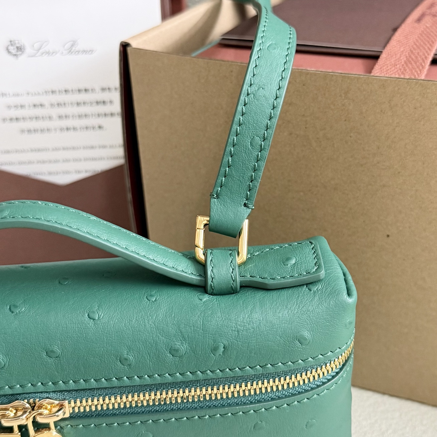 L0r0 P1ana Extra Pocket L19 Ostrich-grained Leather 11 x 19 x 6.5 cm
