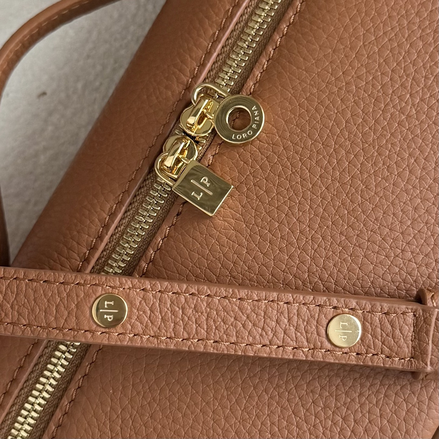 L0r0 P1ana Extra Pocket L19 Grained Calfskin 11 x 19 x 6.5 cm