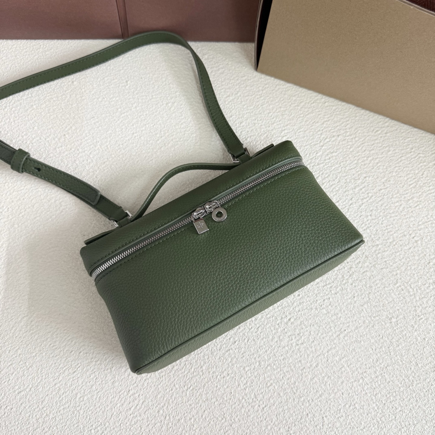 L0r0 P1ana Extra Pocket L19 Grained Calfskin 11 x 19 x 6.5 cm