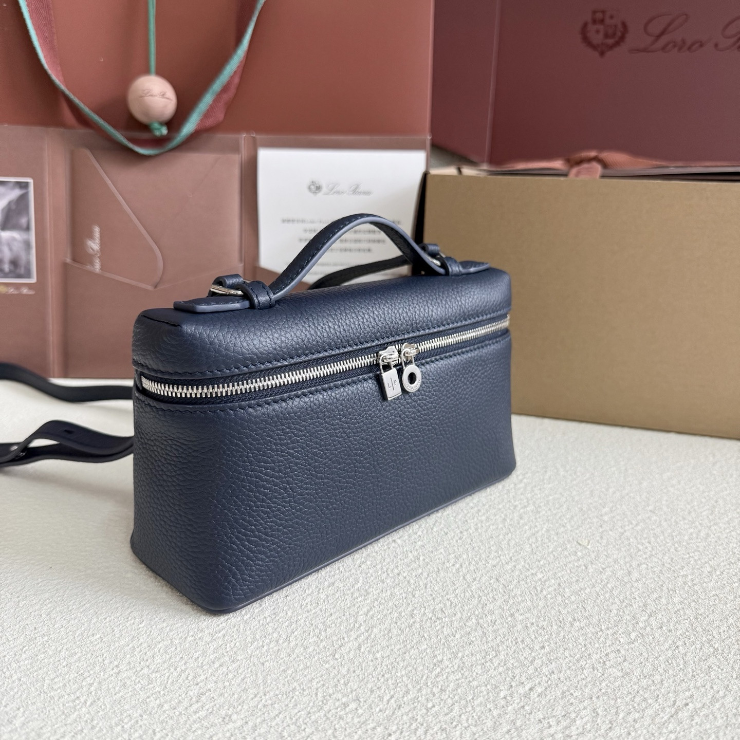 L0r0 P1ana Extra Pocket L19 Grained Calfskin 11 x 19 x 6.5 cm