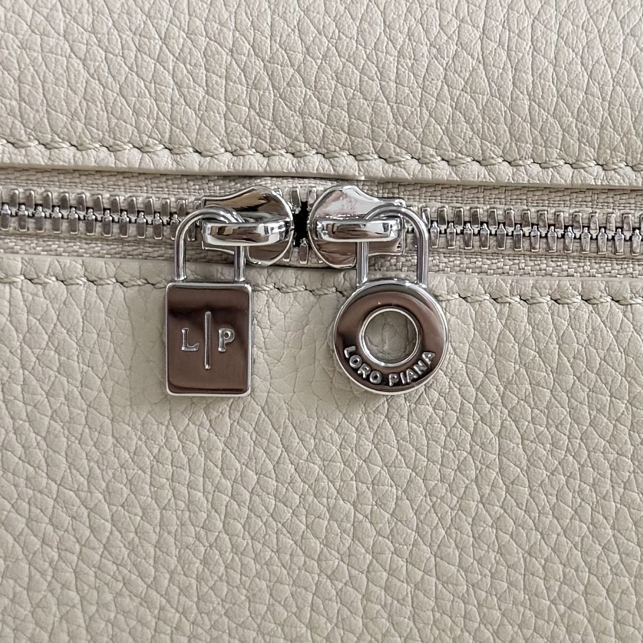 L0r0 P1ana Extra Pocket L19 Grained Calfskin 11 x 19 x 6.5 cm
