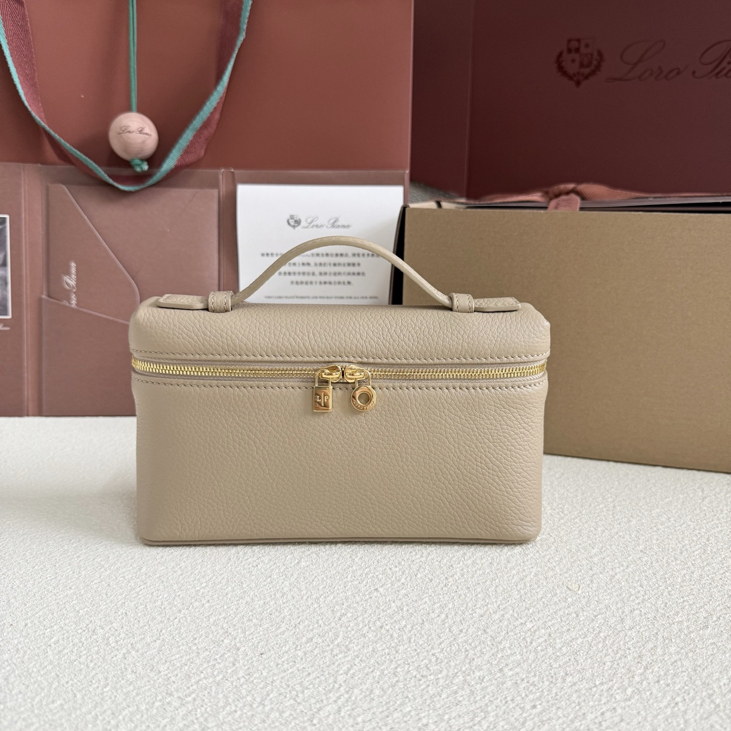 L0r0 P1ana Extra Pocket L19 Grained Calfskin 11 x 19 x 6.5 cm