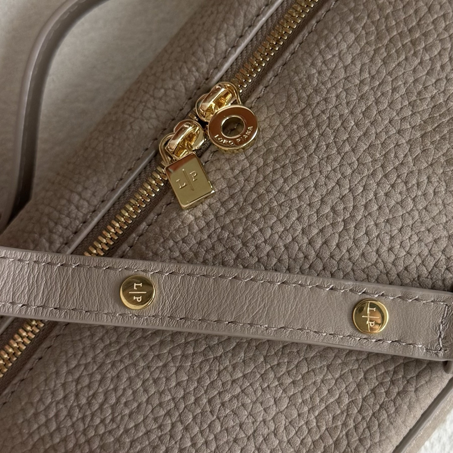 L0r0 P1ana Extra Pocket L19 Grained Calfskin 11 x 19 x 6.5 cm