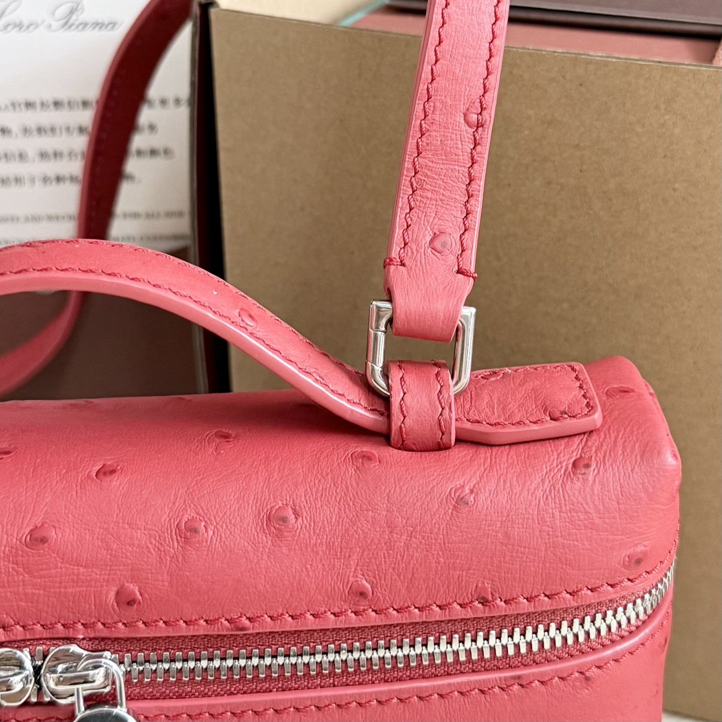 L0r0 P1ana Extra Pocket L19 Ostrich-grained Leather 11 x 19 x 6.5 cm