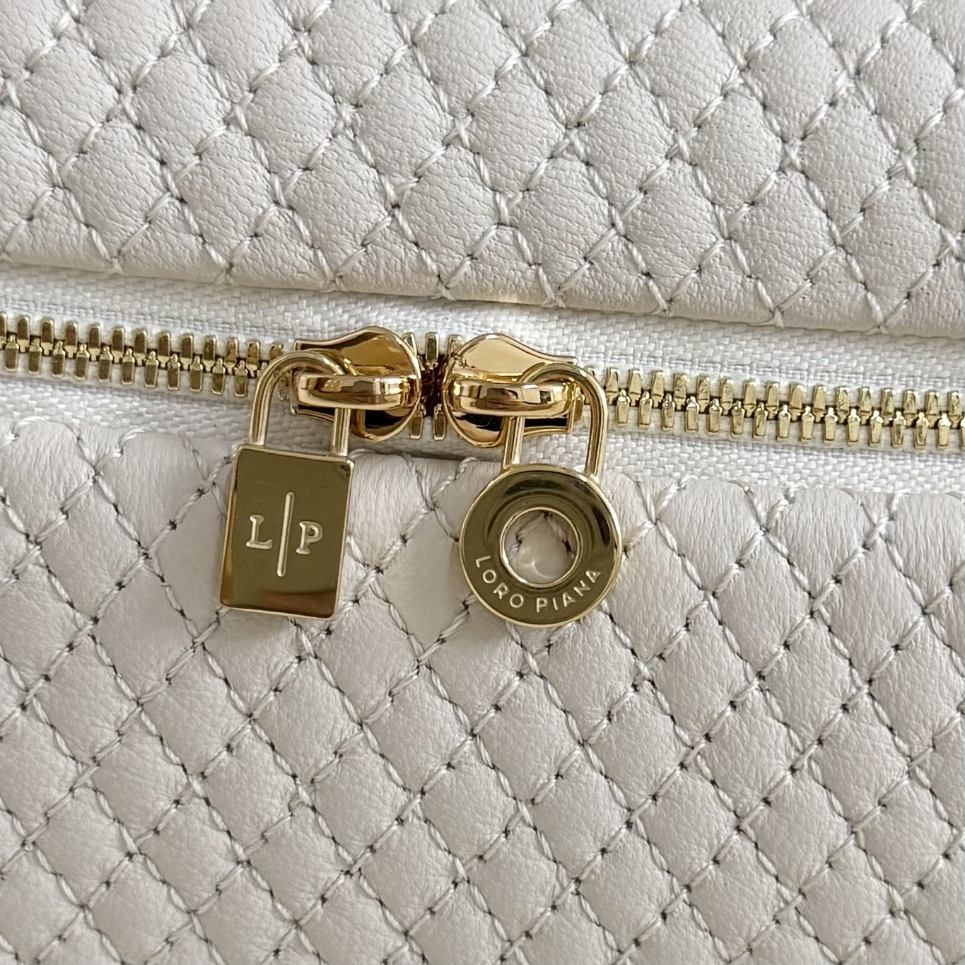 L0r0 P1ana Extra Pocket L19 Lambskin 19x11.5x7cm