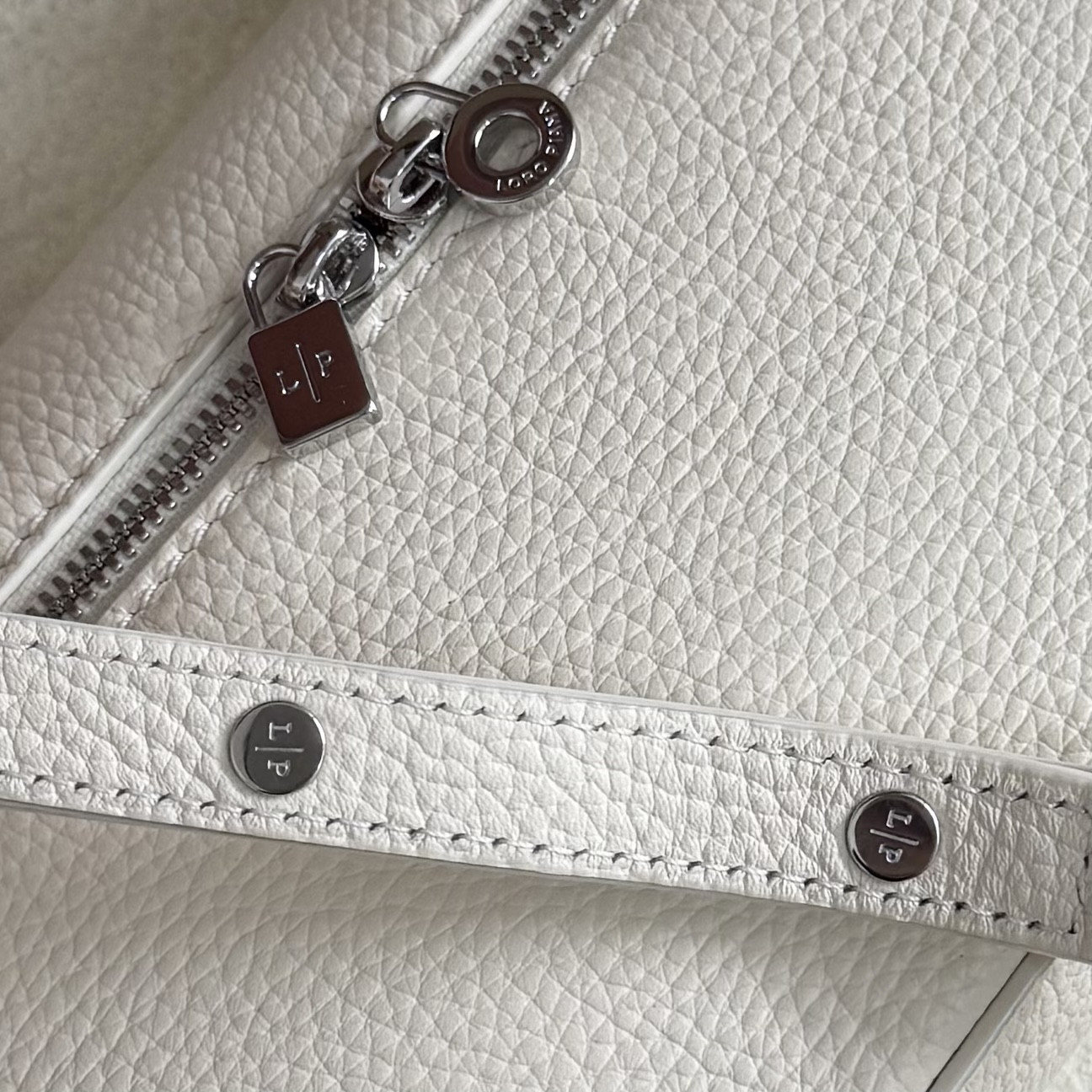 L0r0 P1ana Extra Pocket L19  Grained Calfskin 11 x 19 x 6.5 cm