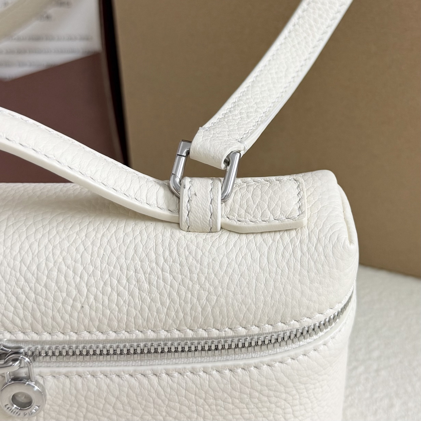 L0r0 P1ana Extra Pocket L19  Grained Calfskin 11 x 19 x 6.5 cm