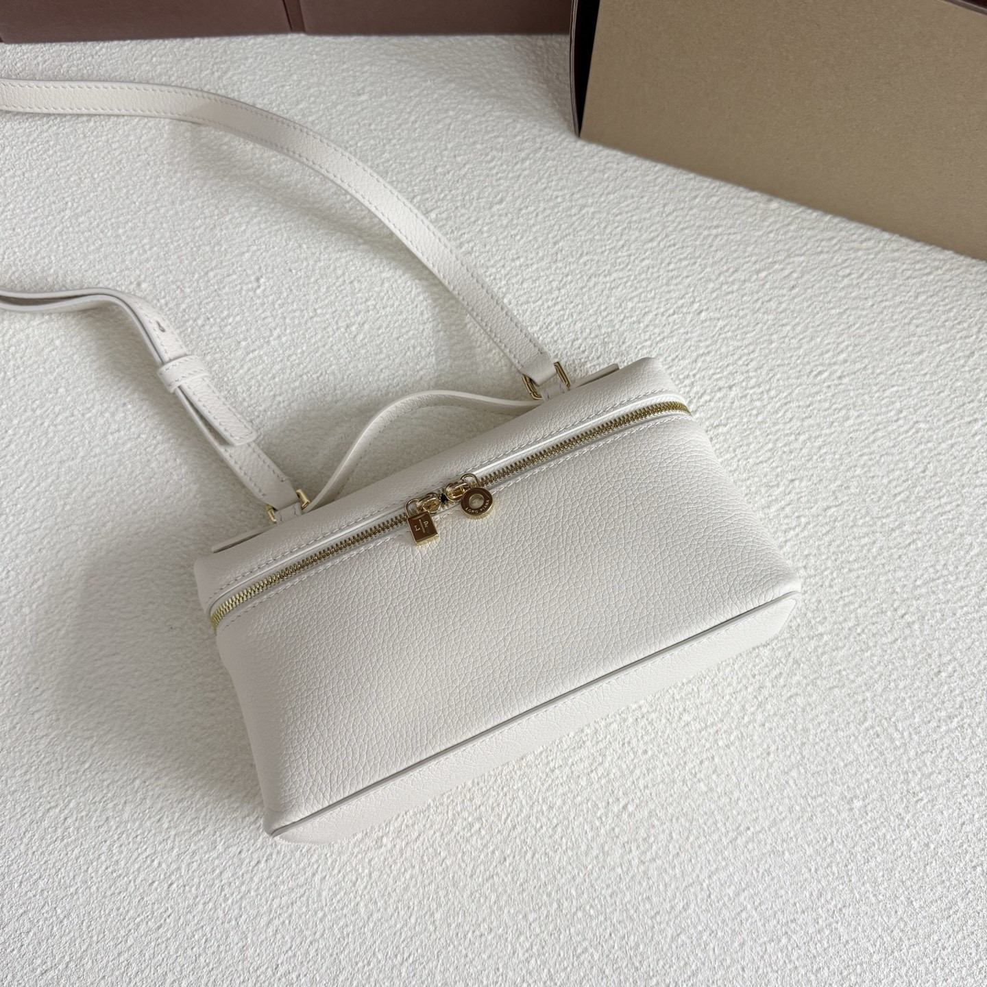 L0r0 P1ana Extra Pocket L19 Grained Calfskin 11 x 19 x 6.5 cm
