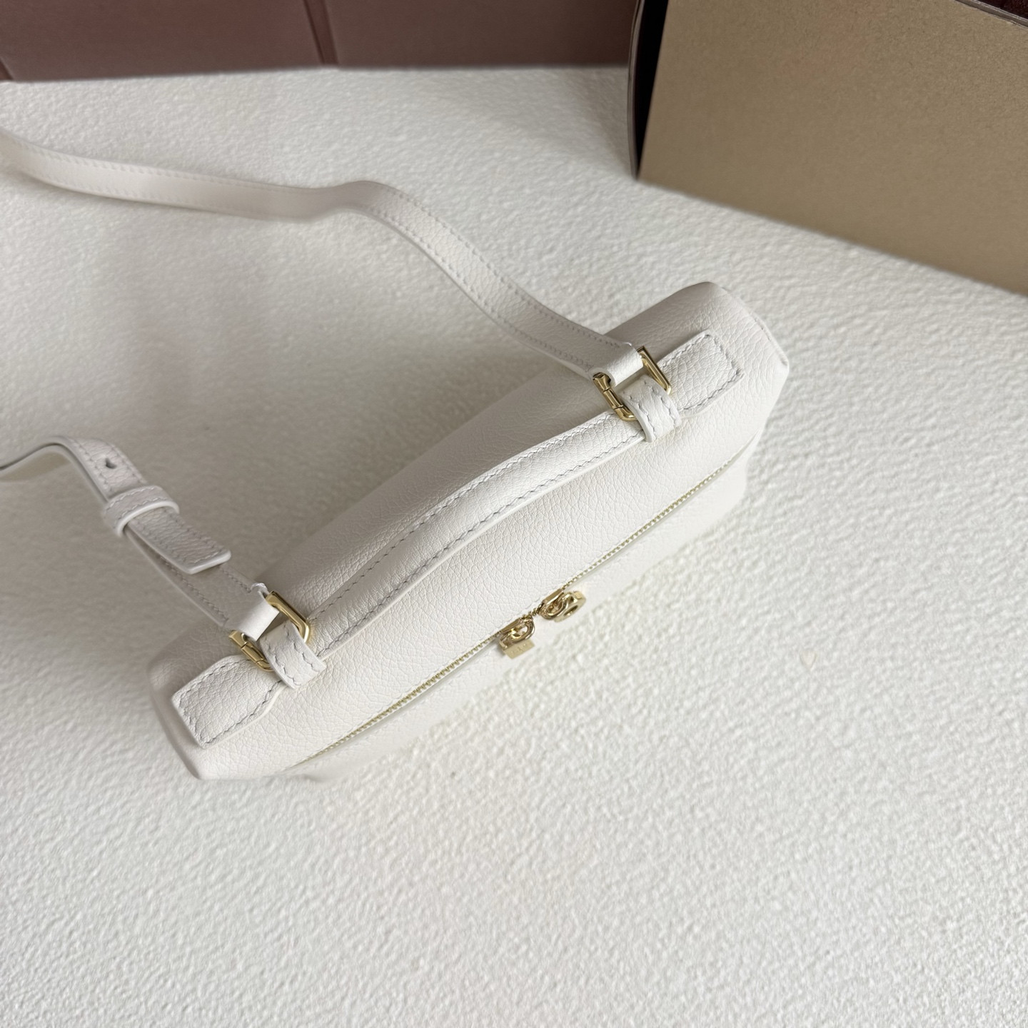 L0r0 P1ana Extra Pocket L19 Grained Calfskin 11 x 19 x 6.5 cm