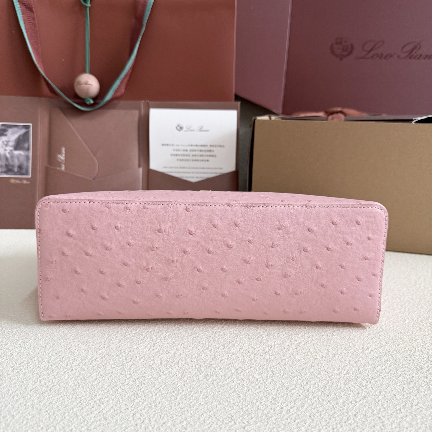 L0r0 P1ana Extra Pocket L27 Ostrich-grained Leather 16x27x10cm