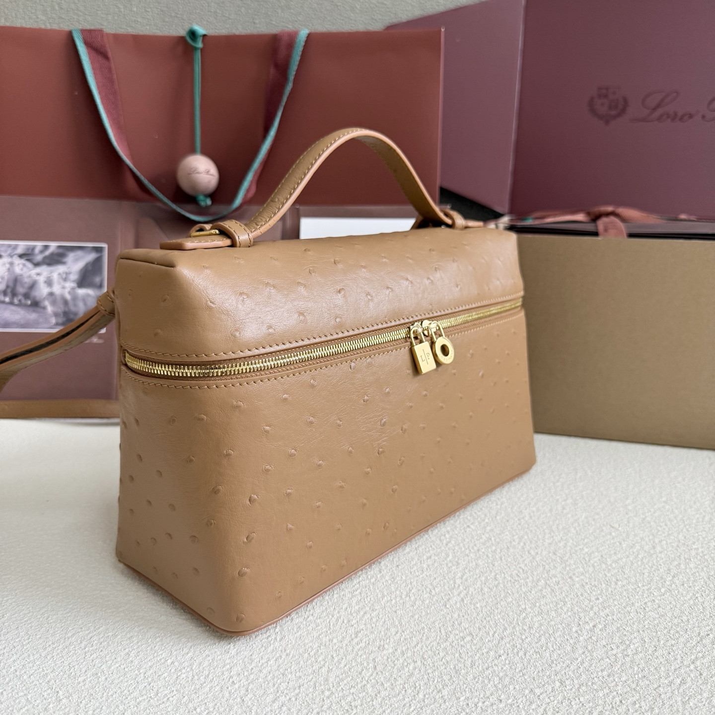 L0r0 P1ana Extra Pocket L27 Ostrich-grained Leather 16x27x10cm