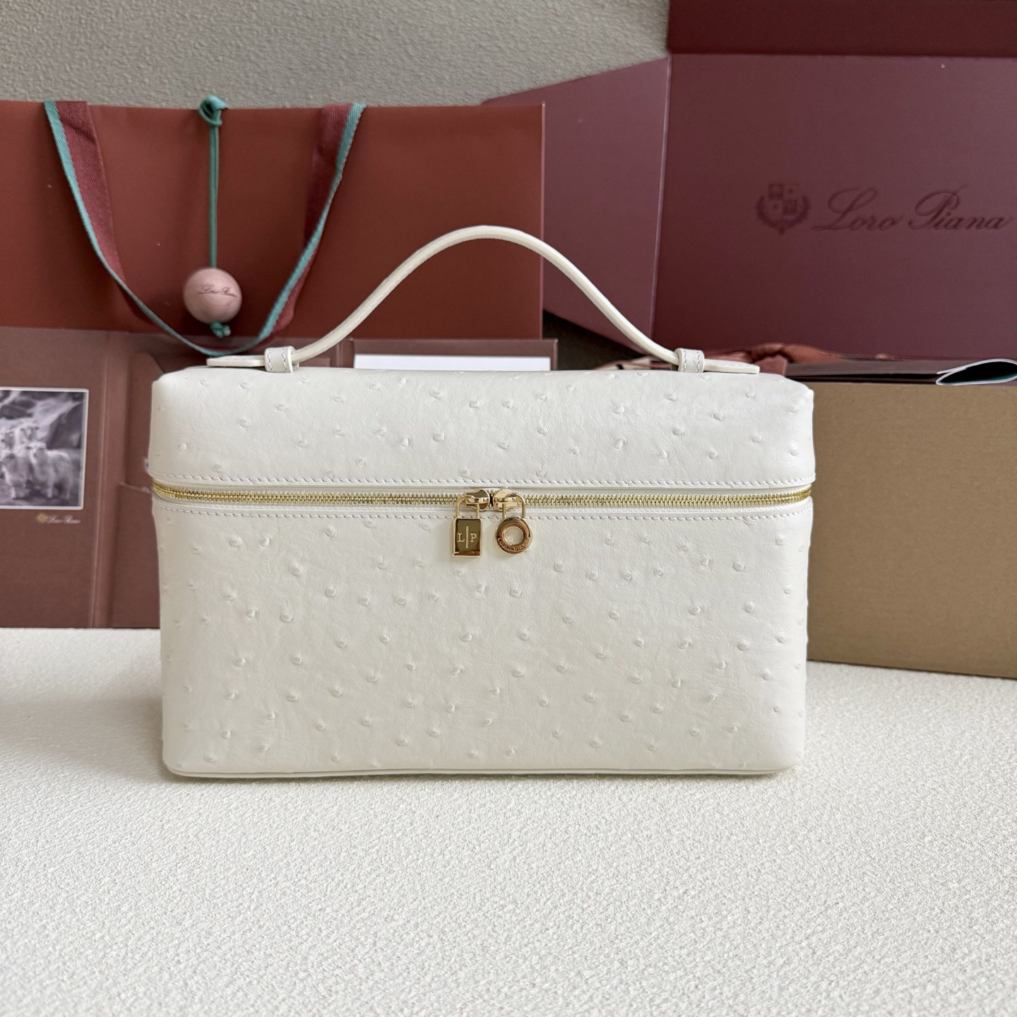 L0r0 P1ana Extra Pocket L27 Ostrich-grained Leather 16x27x10cm