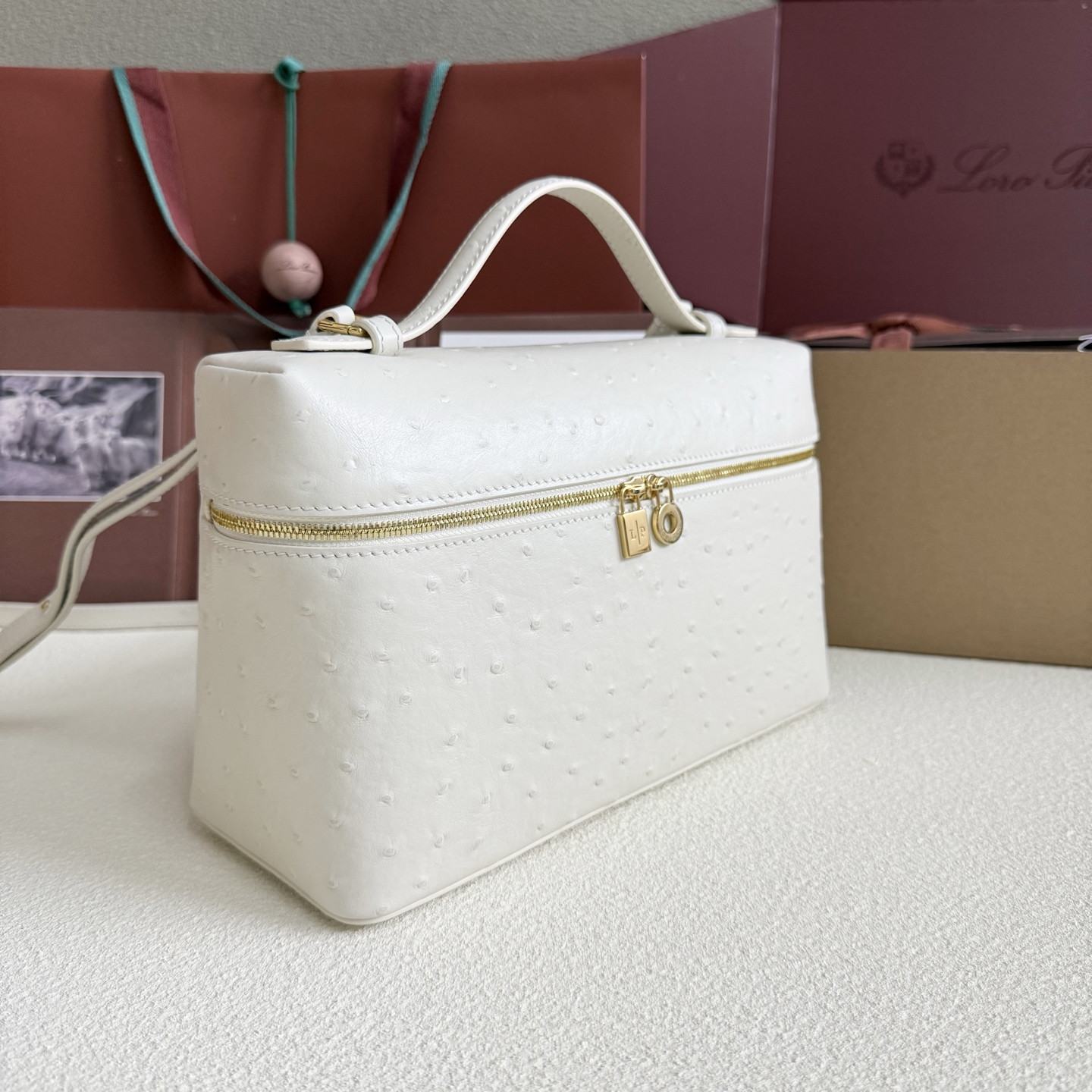 L0r0 P1ana Extra Pocket L27 Ostrich-grained Leather 16x27x10cm