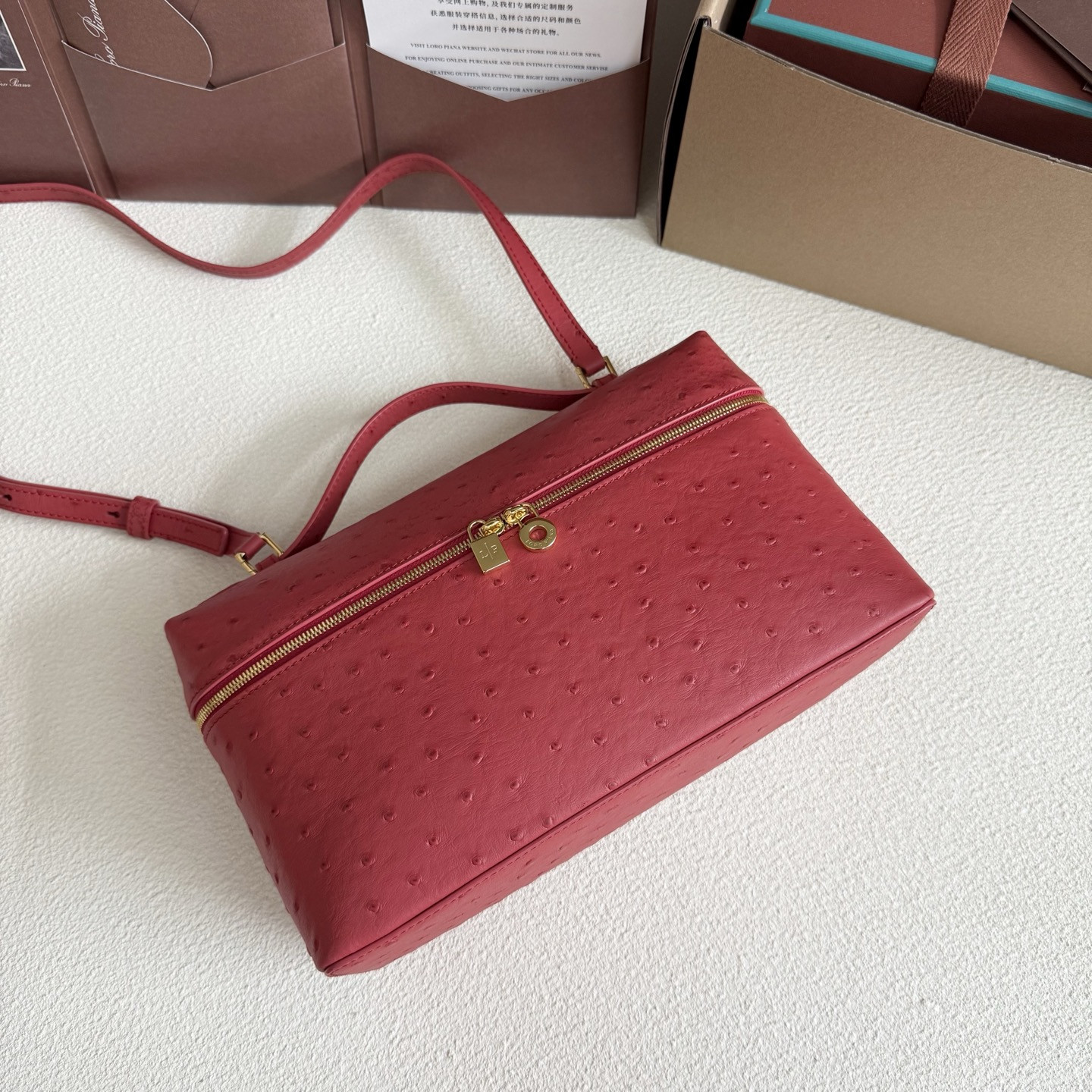 L0r0 P1ana Extra Pocket L27 Ostrich-grained Leather 16x27x10cm