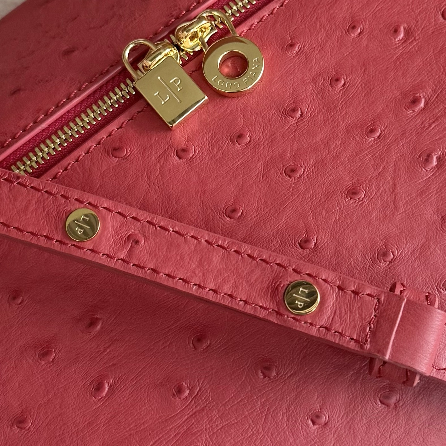 L0r0 P1ana Extra Pocket L27 Ostrich-grained Leather 16x27x10cm