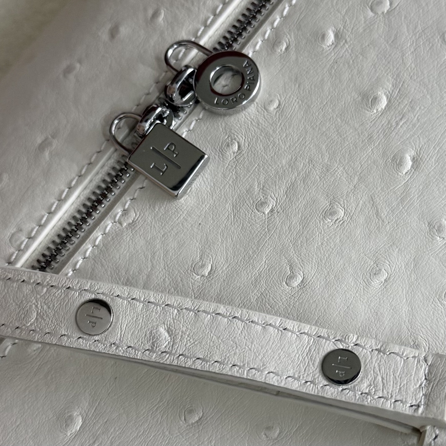 L0r0 P1ana Extra Pocket L27 Ostrich-grained Leather 16x27x10cm