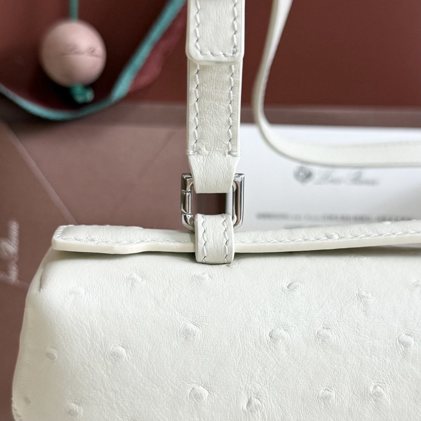 L0r0 P1ana Extra Pocket L27 Ostrich-grained Leather 16x27x10cm