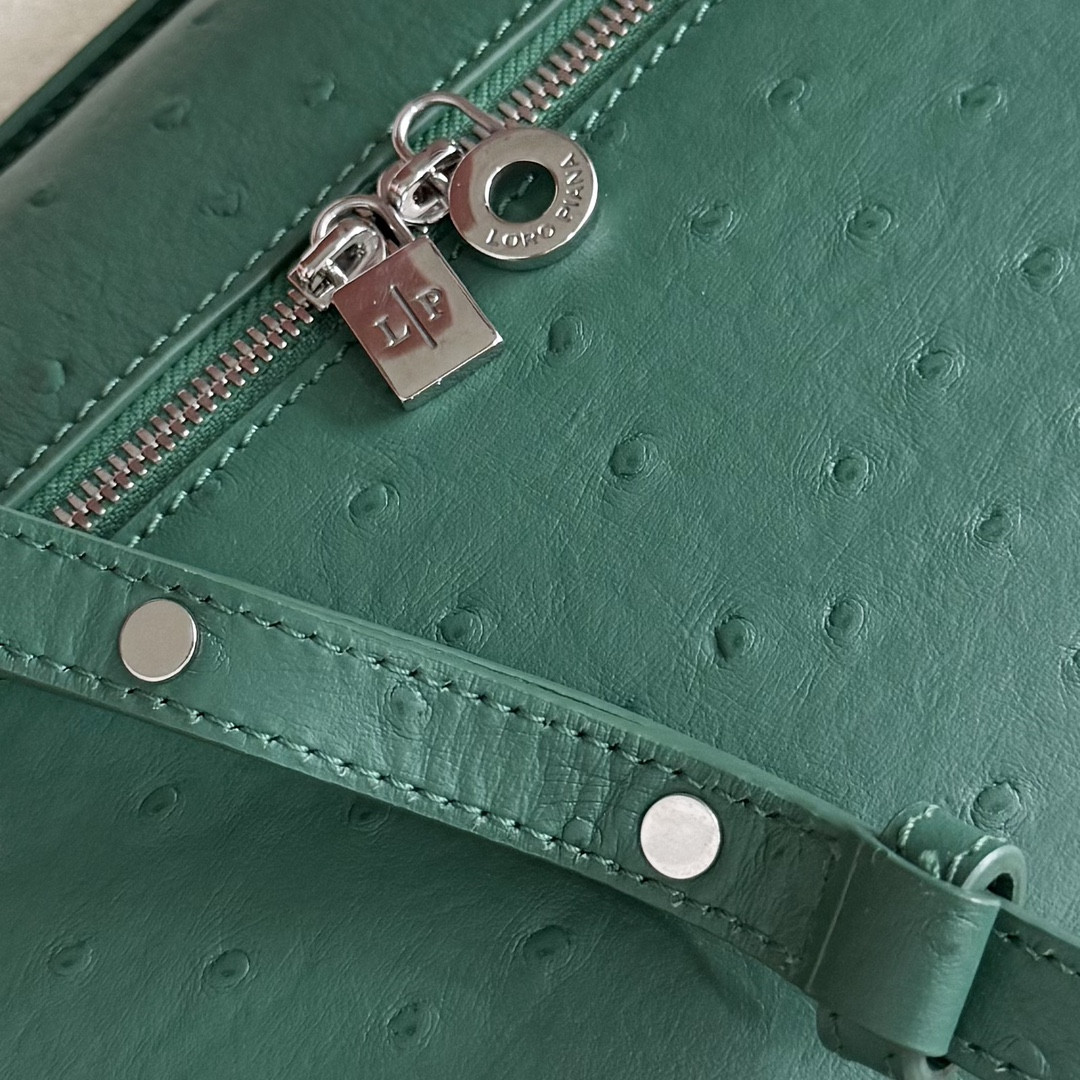 L0r0 P1ana Extra Pocket L27 Ostrich-grained Leather 16x27x10cm