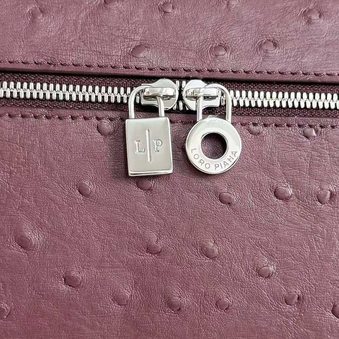 L0r0 P1ana Extra Pocket L27 Ostrich-grained Leather 16x27x10cm