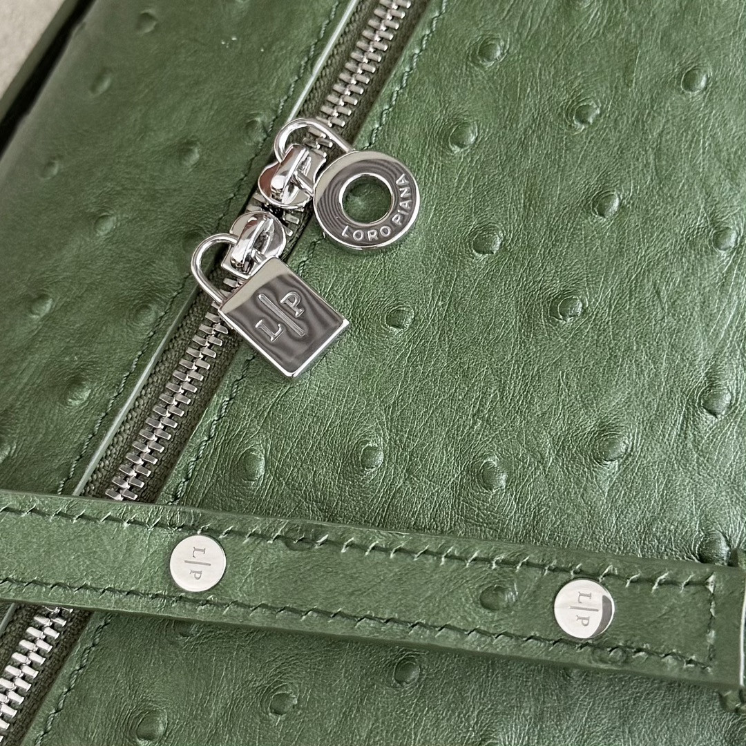 L0r0 P1ana Extra Pocket L27 Ostrich-grained Leather 16x27x10cm