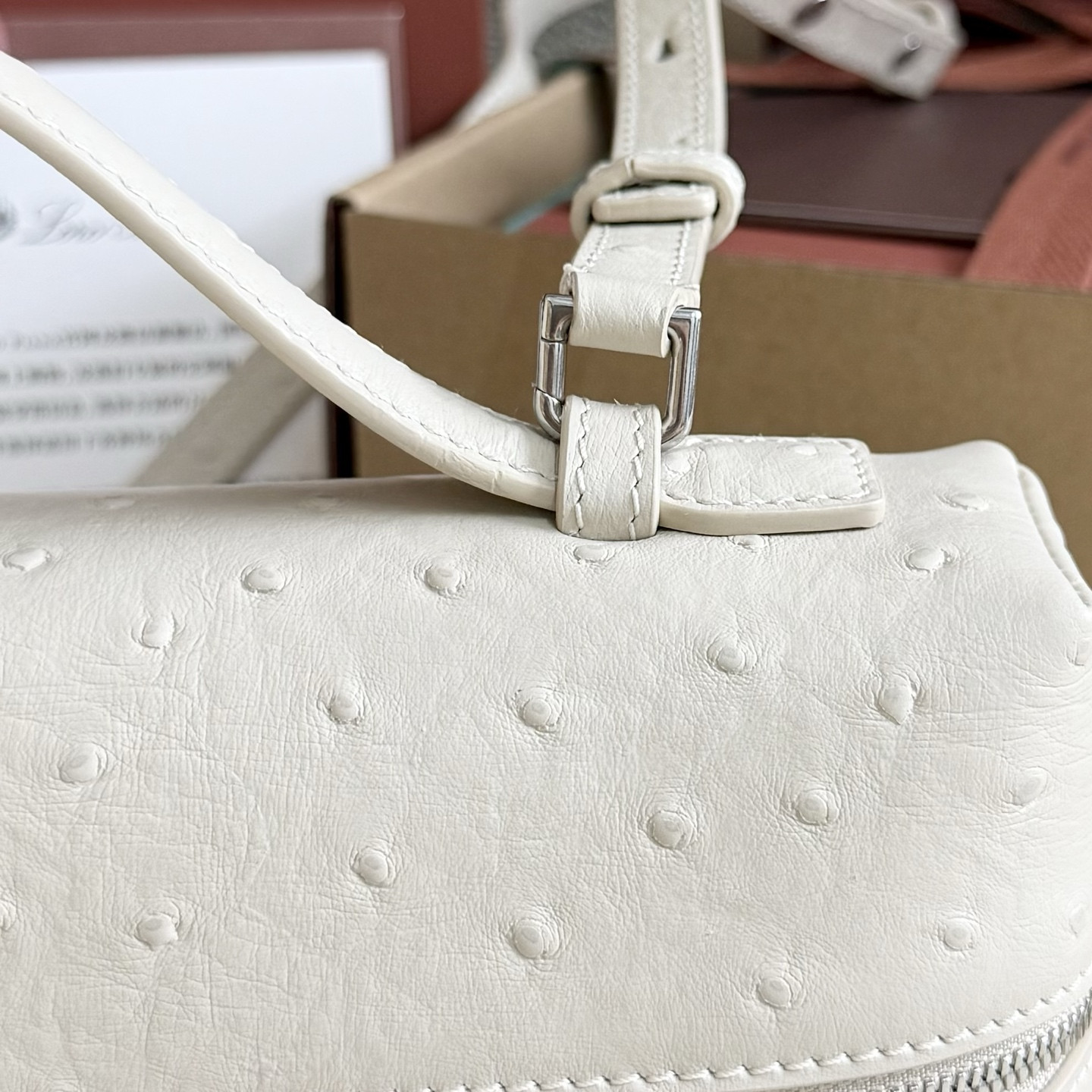 L0r0 P1ana Extra Pocket L27 Ostrich-grained Leather 16x27x10cm