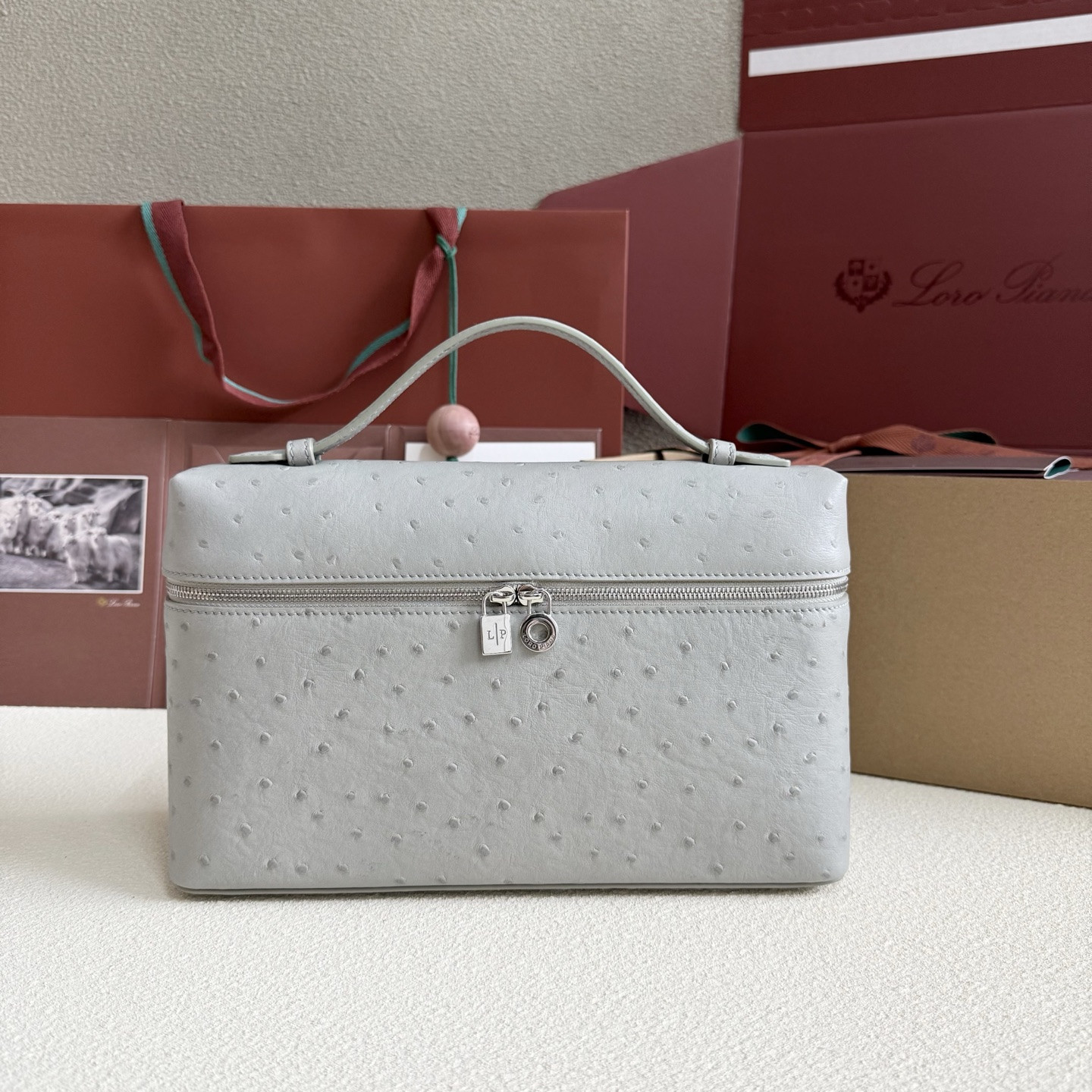 L0r0 P1ana Extra Pocket L27 Ostrich-grained Leather 16x27x10cm