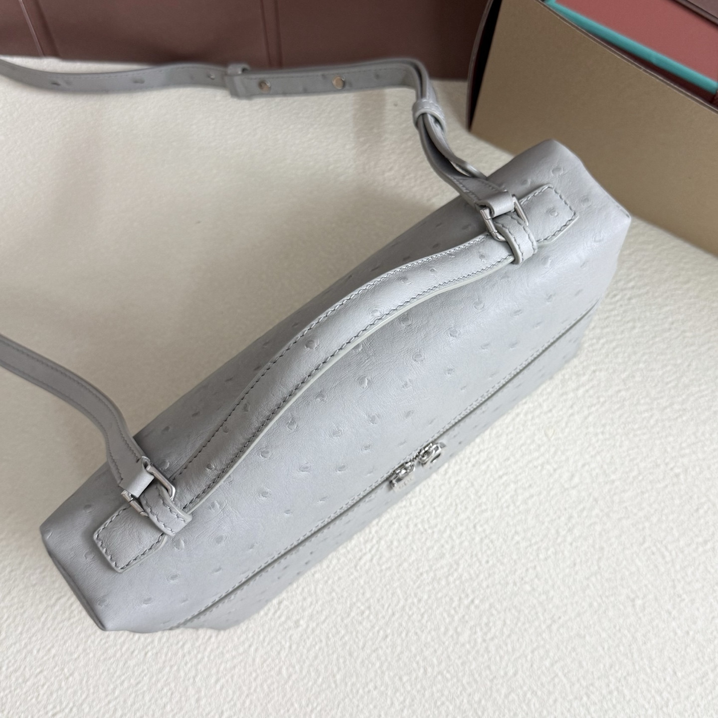 L0r0 P1ana Extra Pocket L27 Ostrich-grained Leather 16x27x10cm