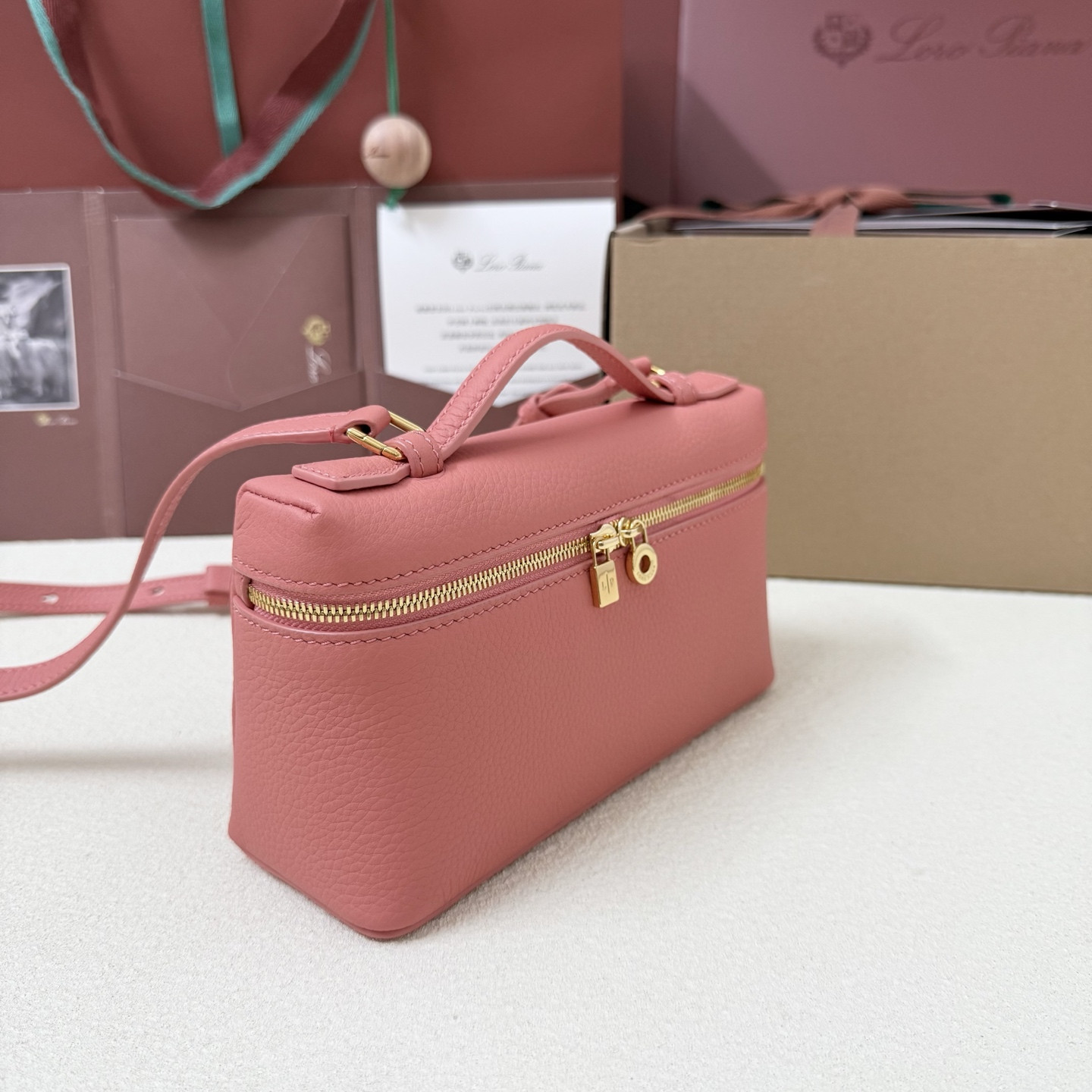 L0r0 P1ana Extra Pocket L19 Grained Calfskin 11 x 19 x 6.5 cm