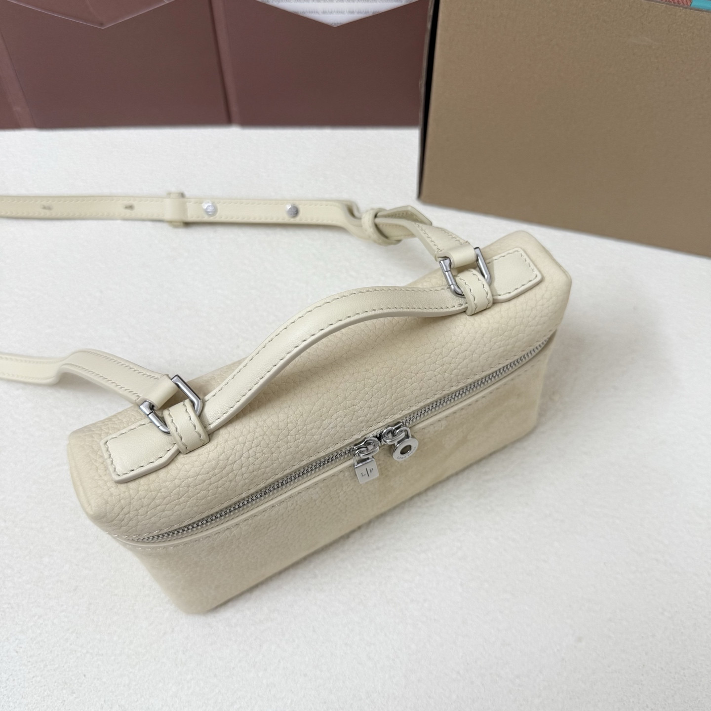 L0r0 P1ana Extra Pocket L19 Grained Calfskin 11 x 19 x 6.5 cm