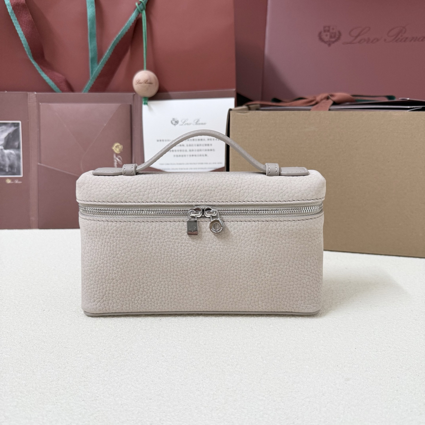 L0r0 P1ana Extra Pocket L19 Grained Calfskin 11 x 19 x 6.5 cm