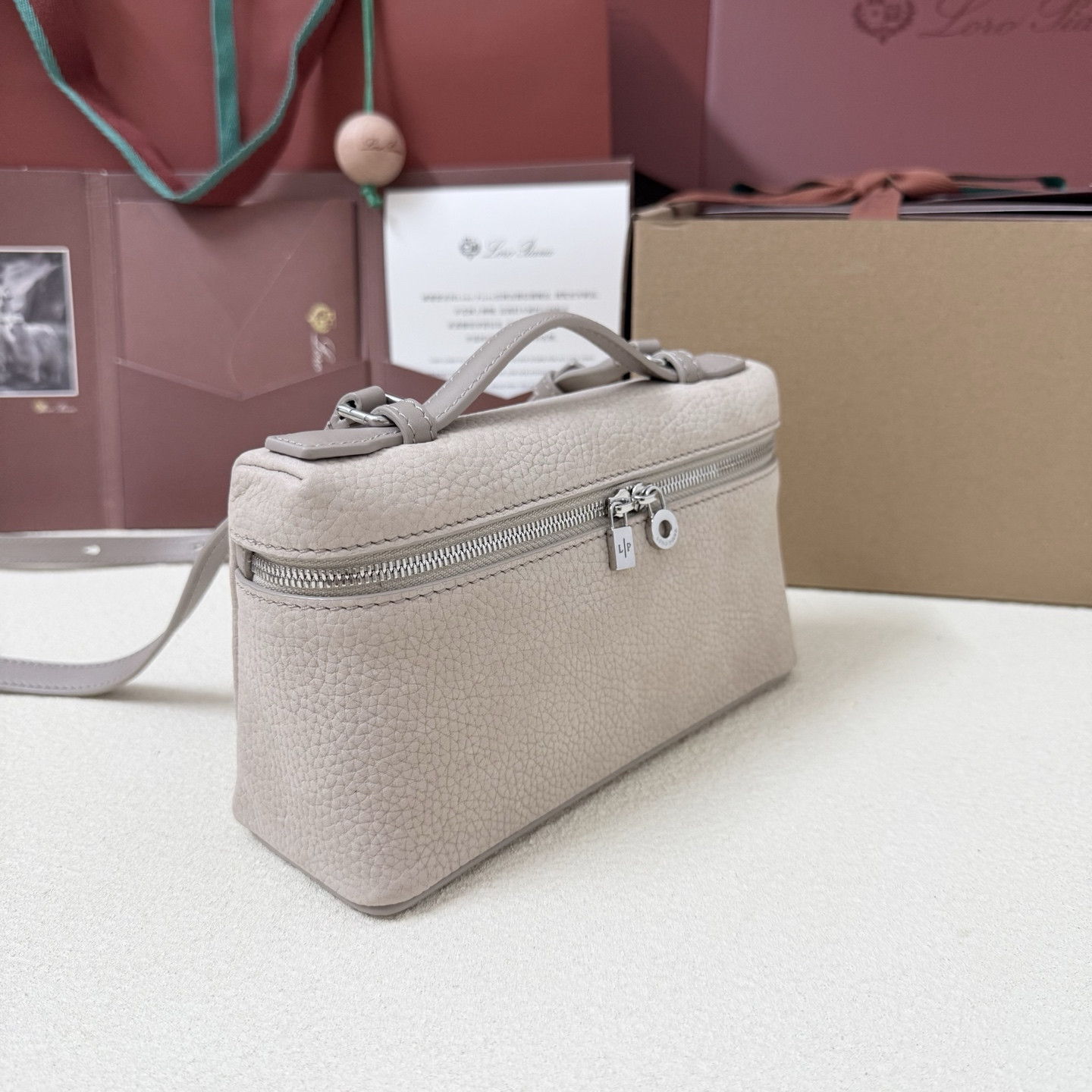 L0r0 P1ana Extra Pocket L19 Grained Calfskin 11 x 19 x 6.5 cm