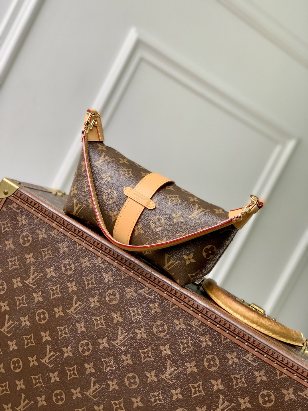 LV Pochette Mia M26191 22x14.5x8cm