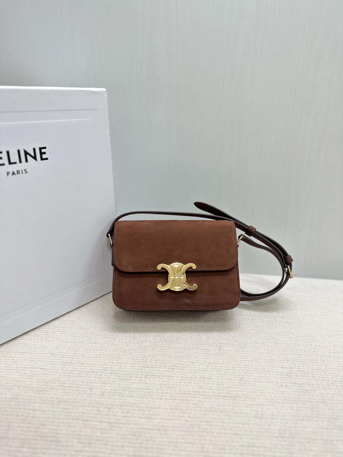 Ce1i*e TEEN TRIOMPHE BAG IN Grained Nubuck Calfskin 18.5x13.5x7cm