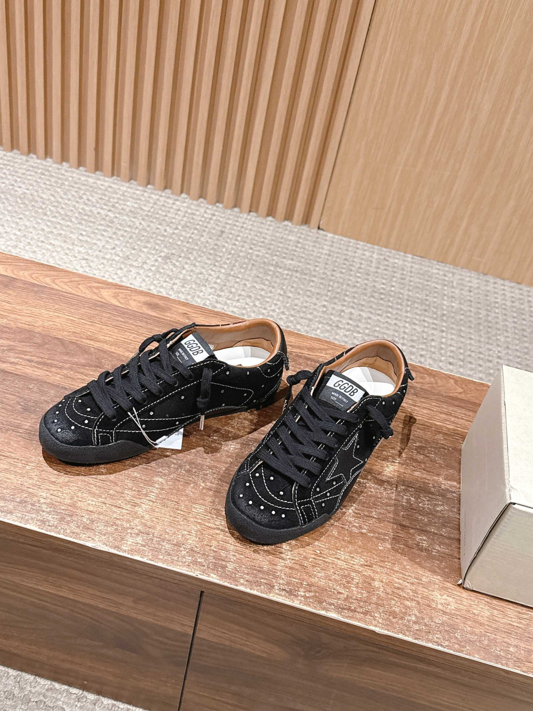 UA G01den G003e True-Star in Black Suede Sneaker