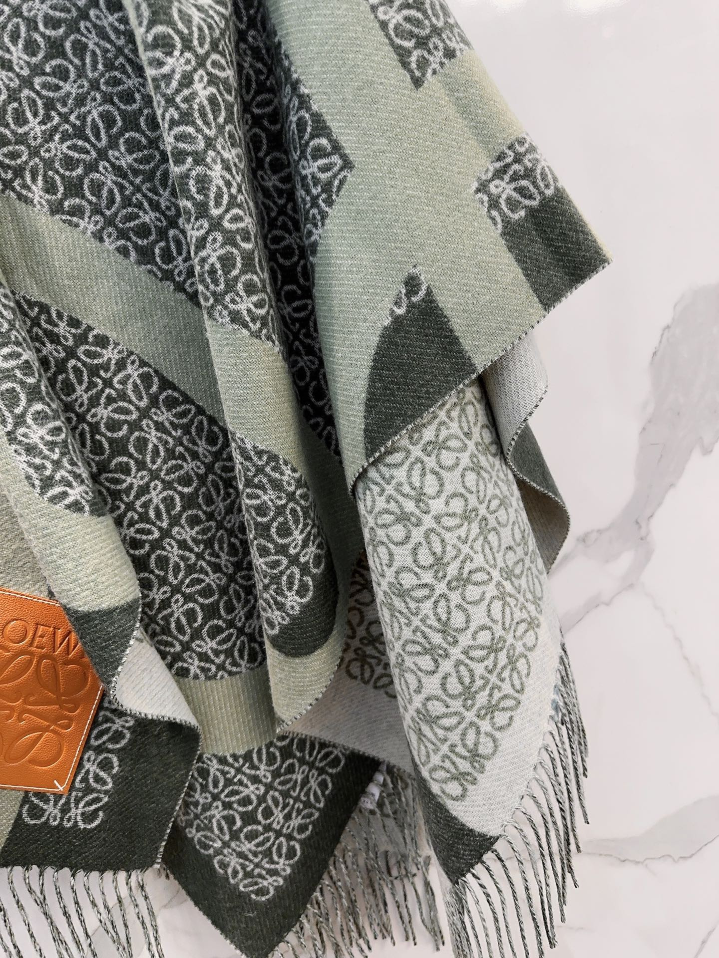 L0ew* scarf 130x140cm