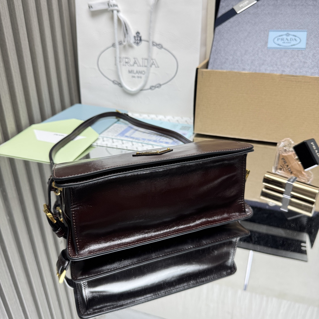 Pra*a Leather Shoulder Bag 13x22x8cm