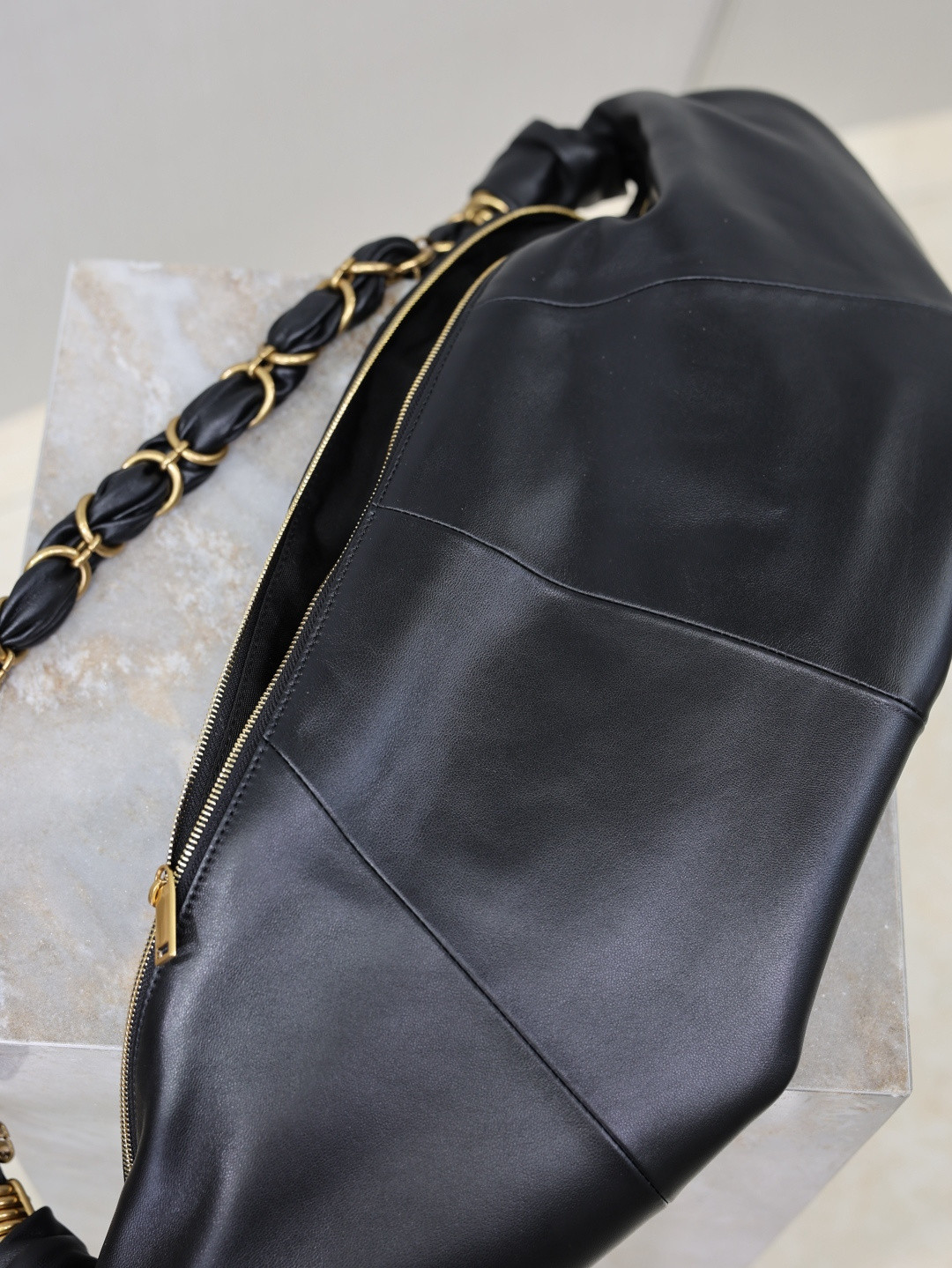 Y51 AMALIA Hobo in Lambskin 23-62x28x4cm