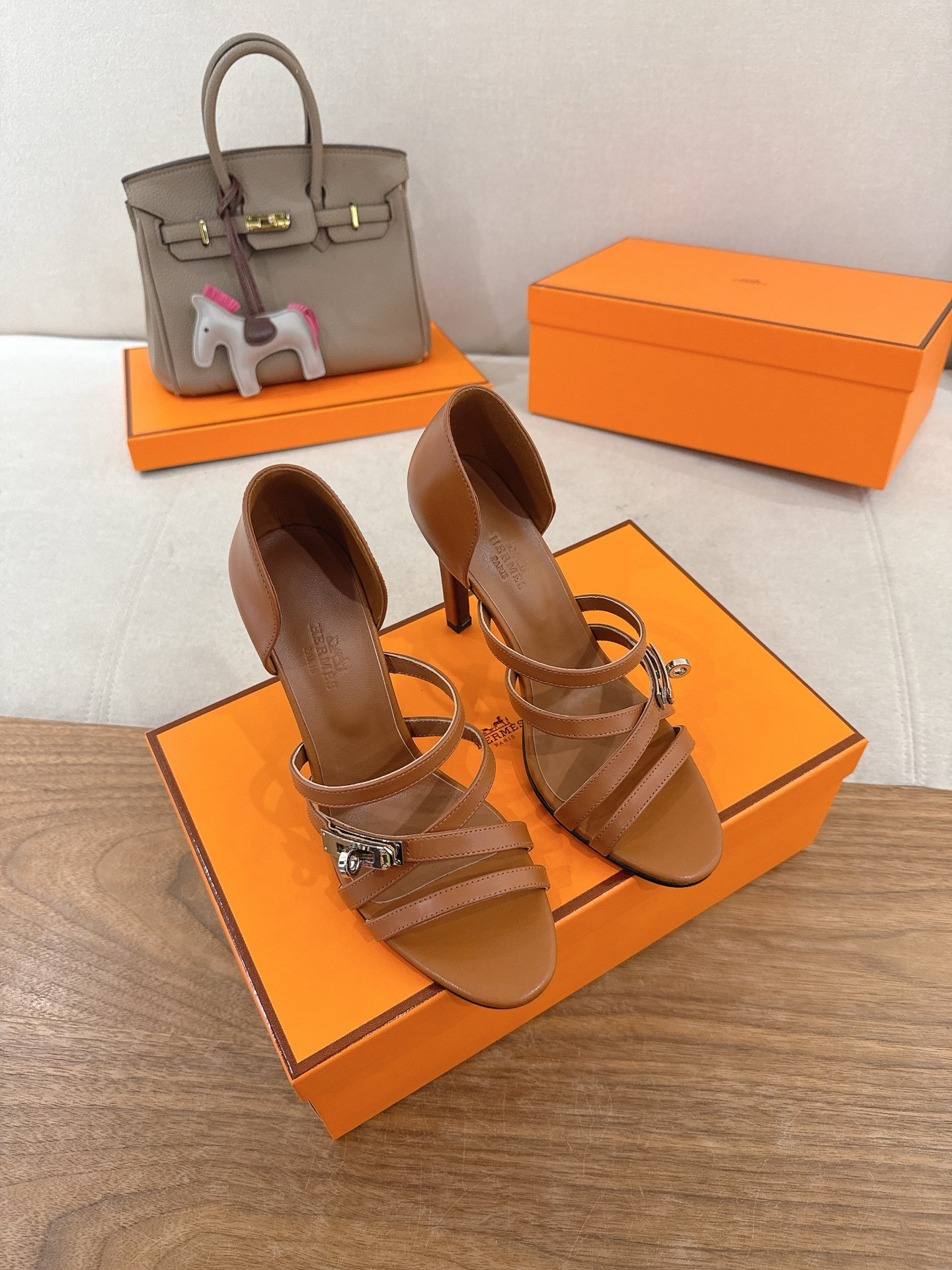 ua H**me5 lipstick 105 sandal