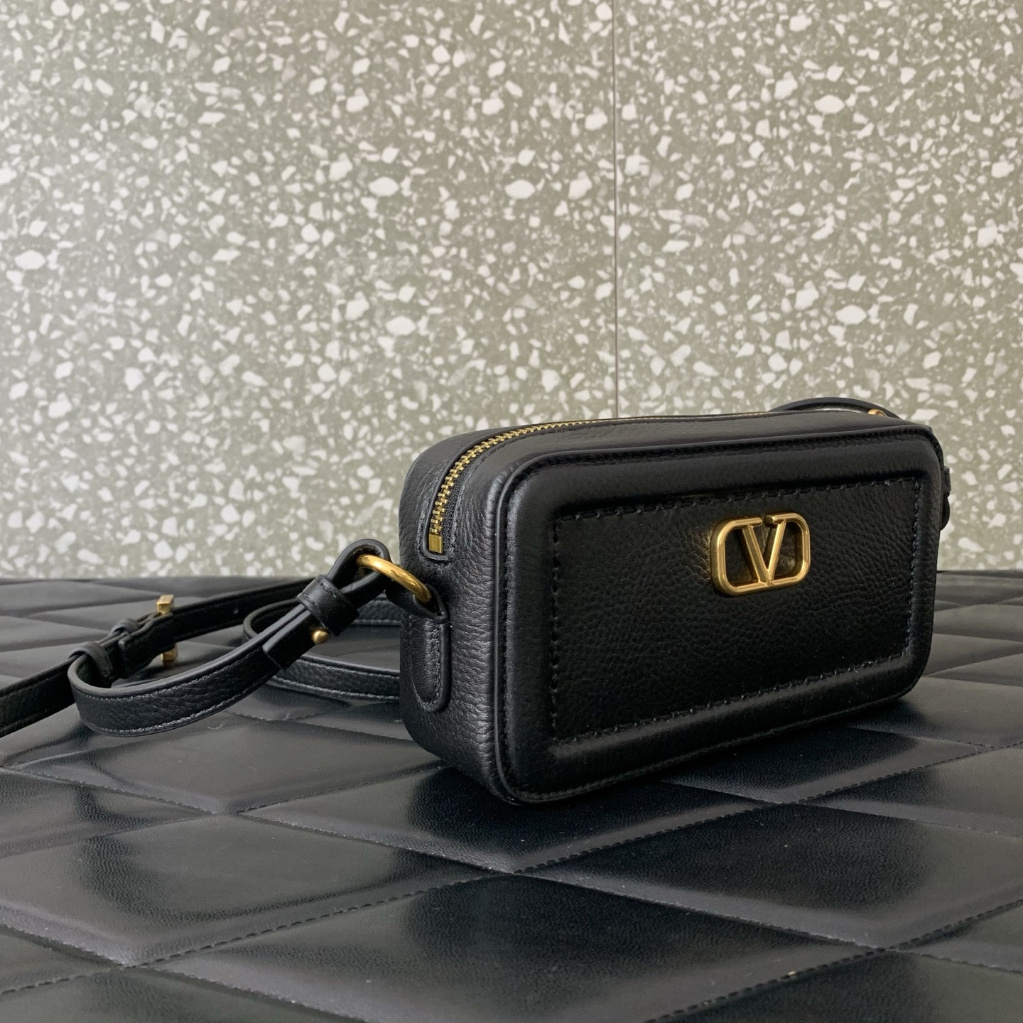 Va1e*ntin0 Garavani Alltime Mini Camera Bag 19x10x5cm