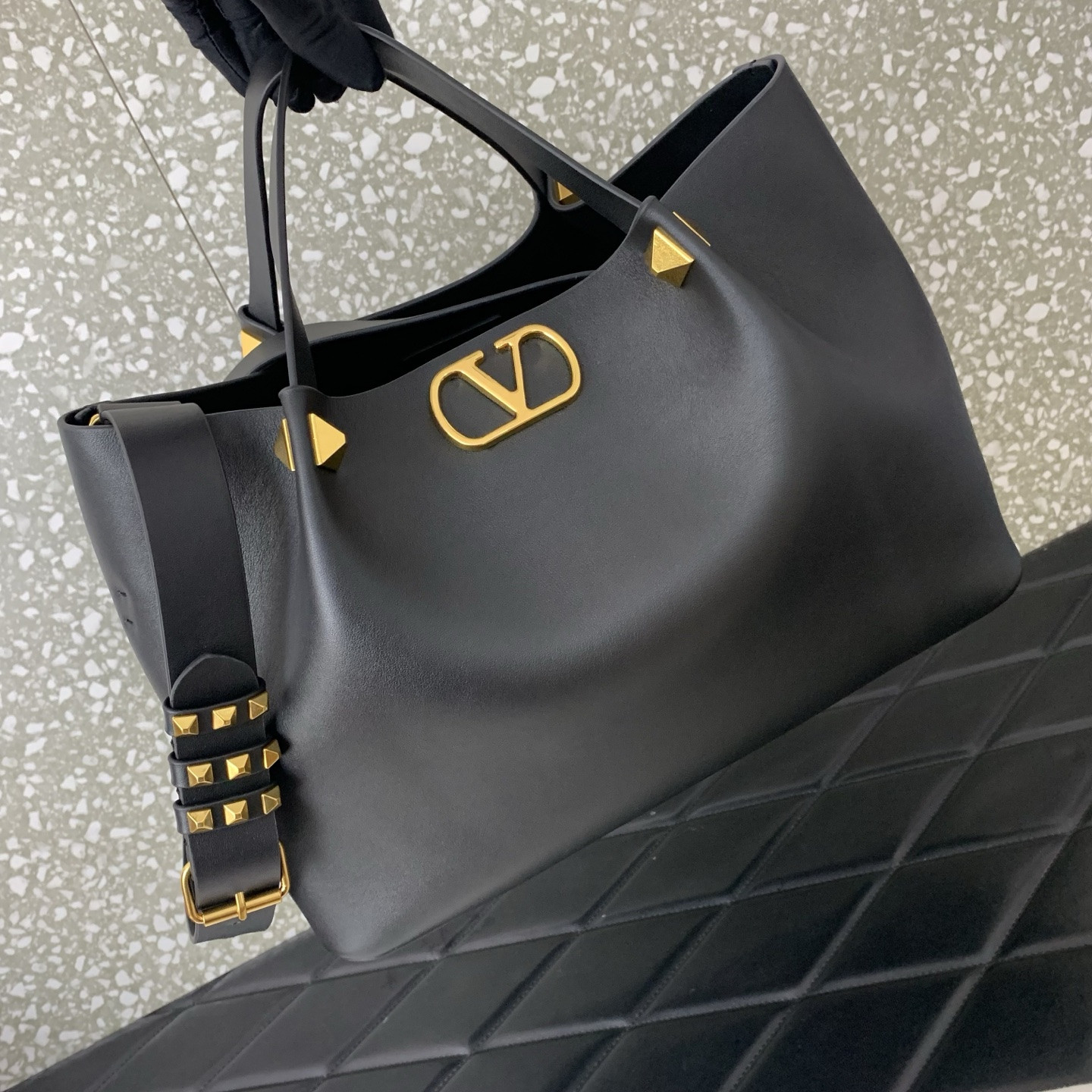 Va1e*ntin0 Garavani Soft Leather Shopping Bag 35x25x16cm