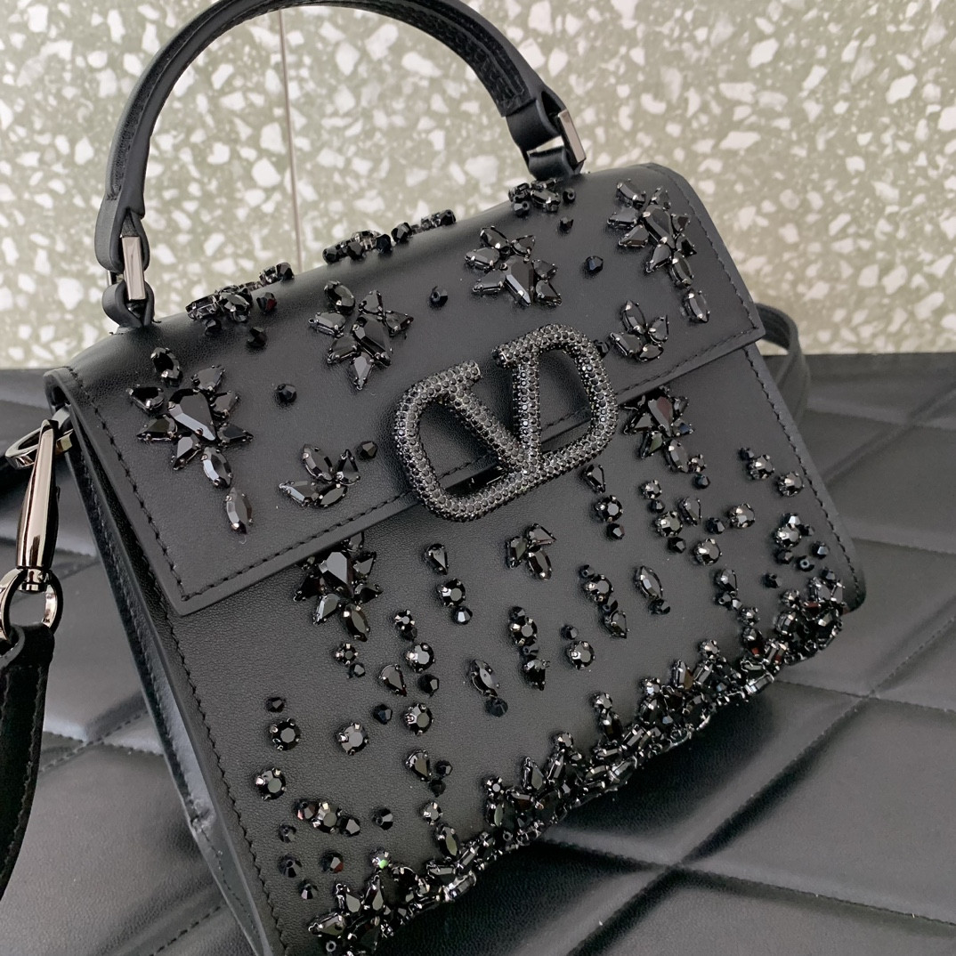 Va1e*ntin0 Garavani Vsling Mini Handbag 19x14x9cm