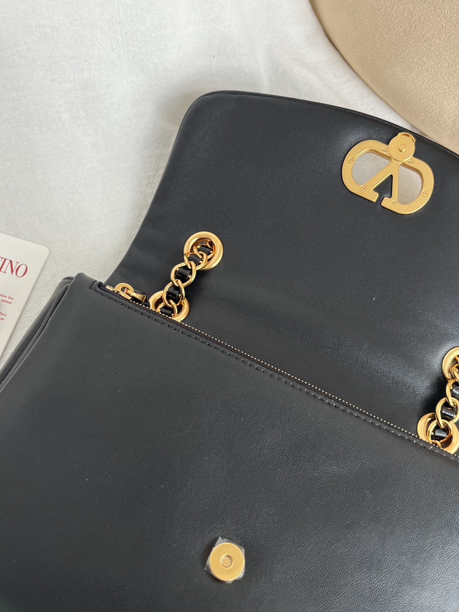 Va1e*ntin0 Garavani Djuna Medium Chain Bag 26.5x17x7cm