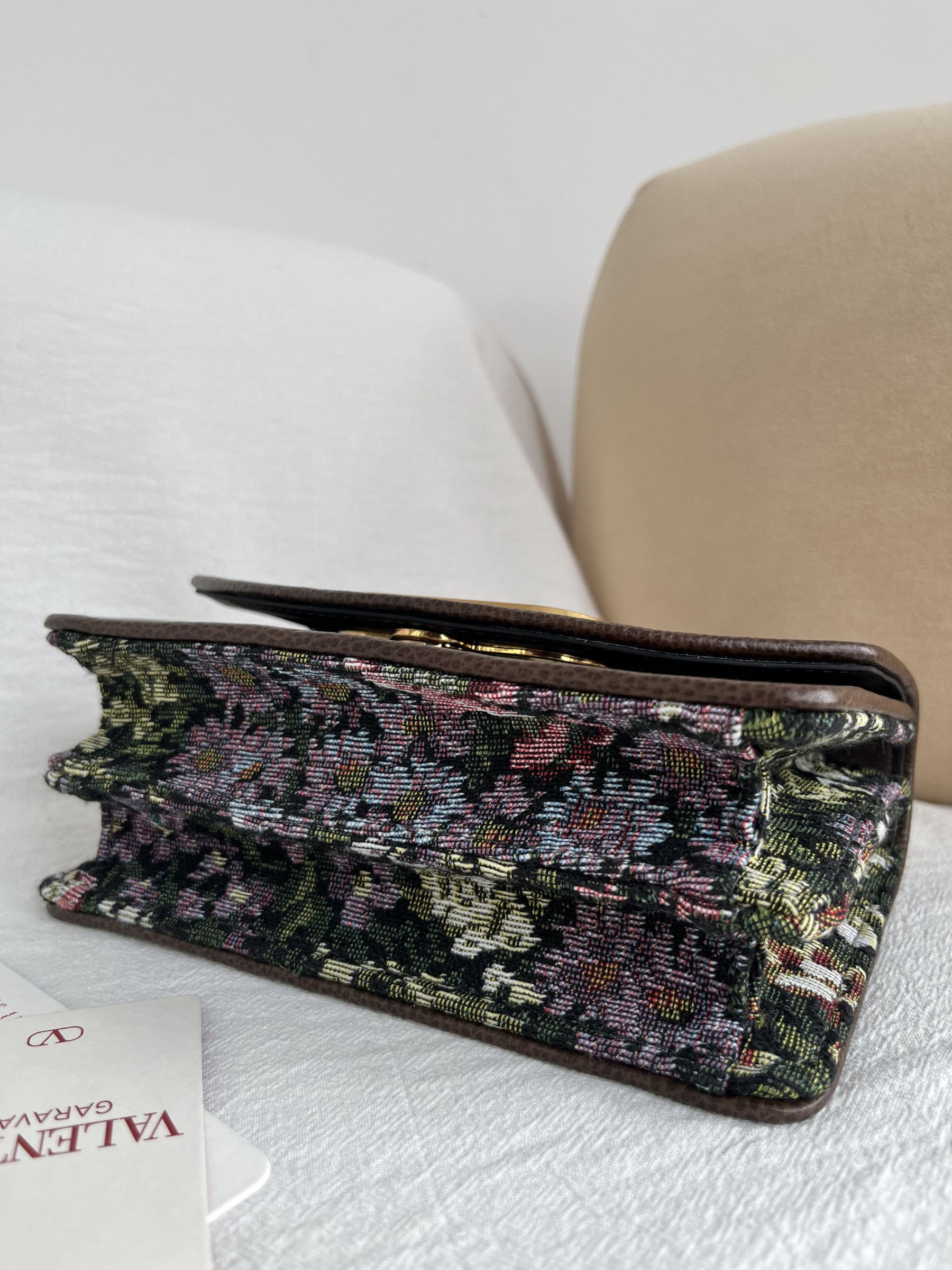 Va1e*ntin0 Garavani Vain Embroidered Shoulder Bag 13x19.5x7cm