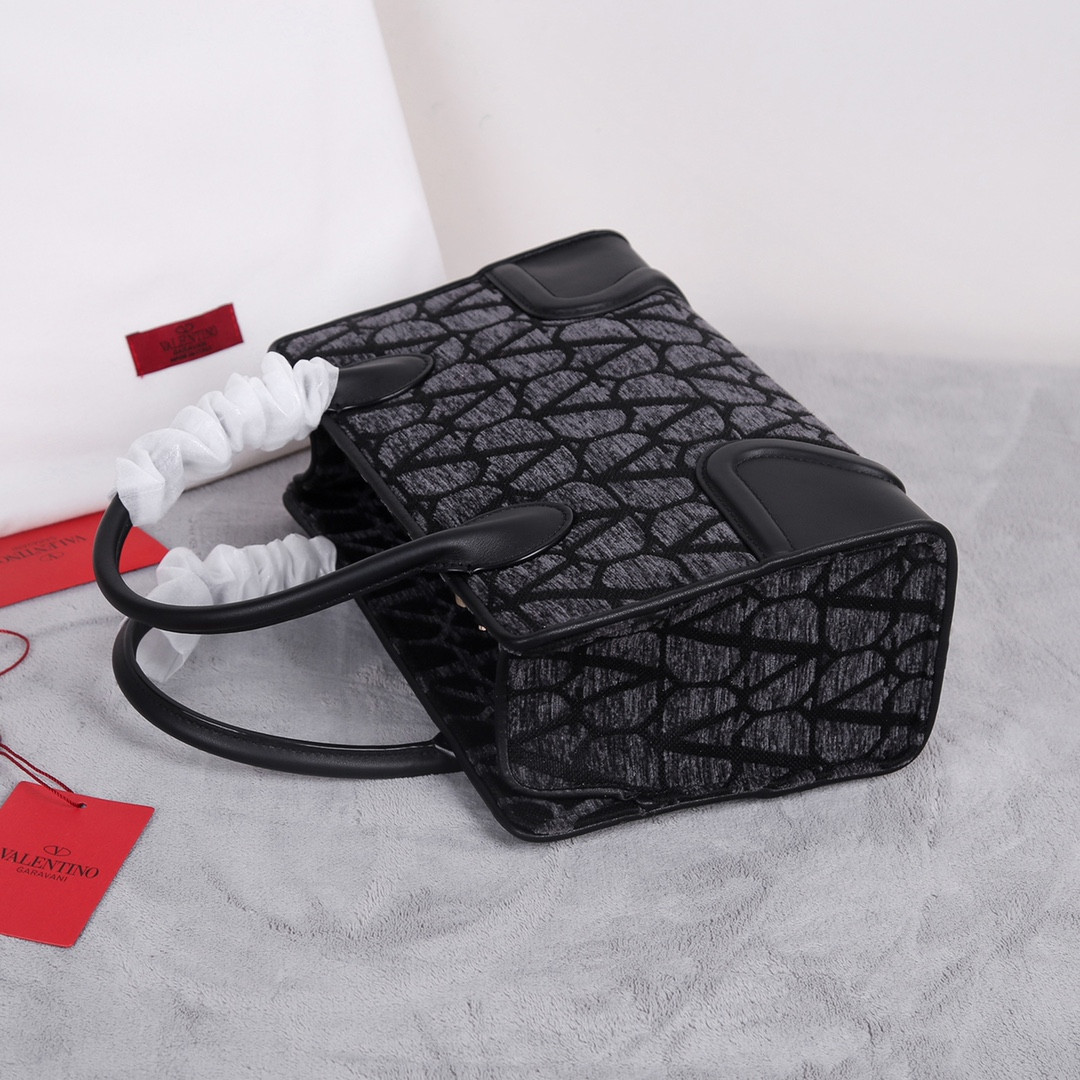 Va1e*ntin0 Garavani Le Quatrième Shopping Bag 28x19x12cm