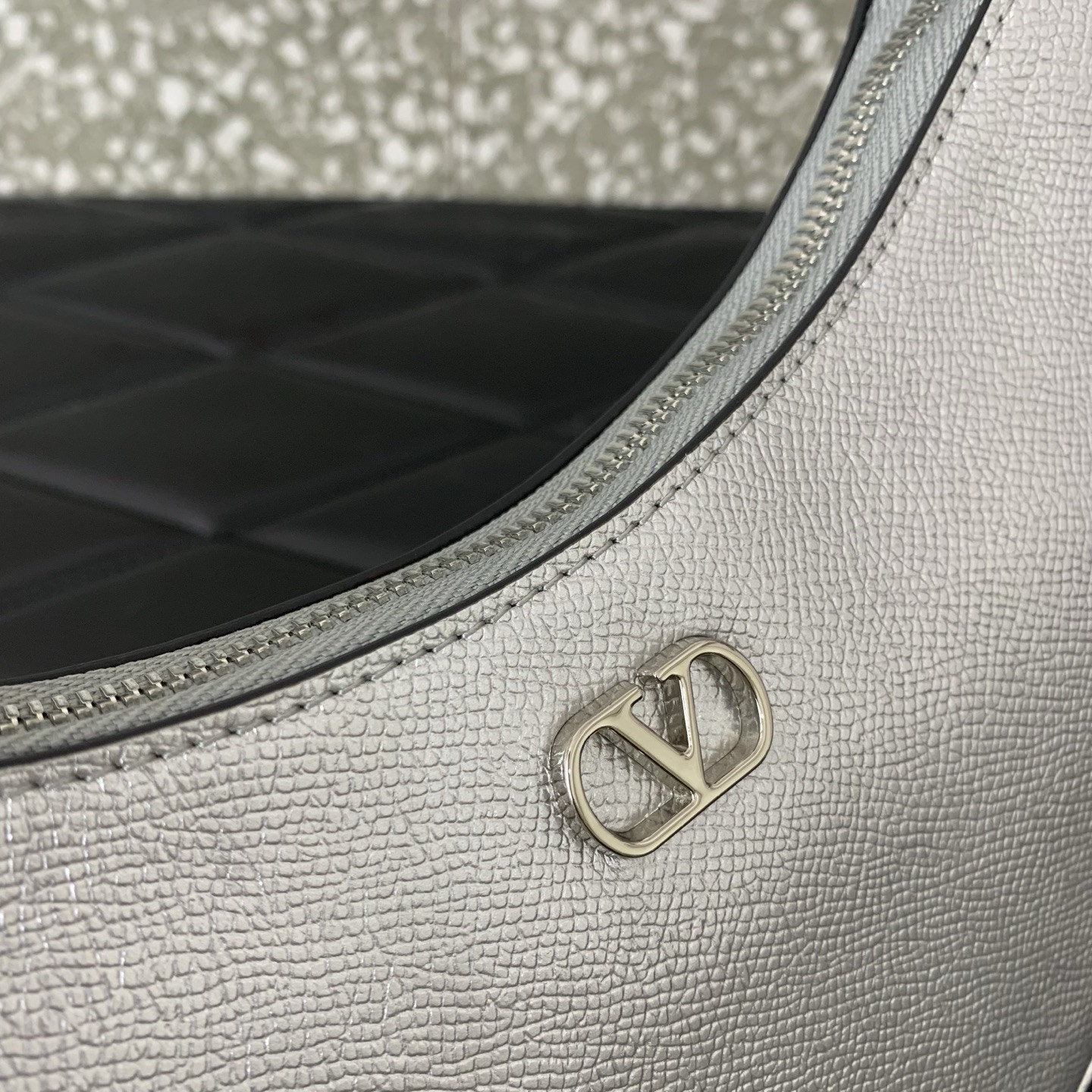 Va1e*ntin0 VLogo Signature Mini Hobo Bag 20x12x4cm